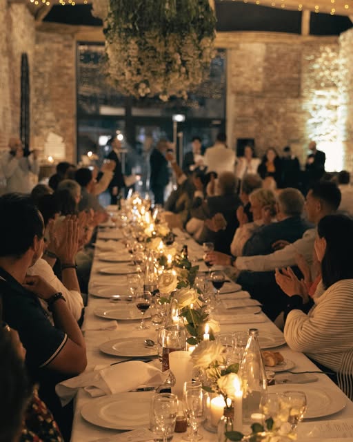 Longue tablée éclairée aux bougies pendant un dîner d’événement